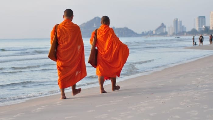 Những điều cần biết khi đi du lịch Thái Lan - Phụ nữ phải giữ khoảng cách với các nhà sư