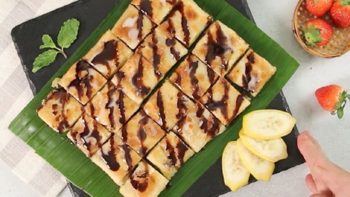 Bánh truyền thống Thái Lan Roti Gluay bên trong với nhân bánh đậm đà 