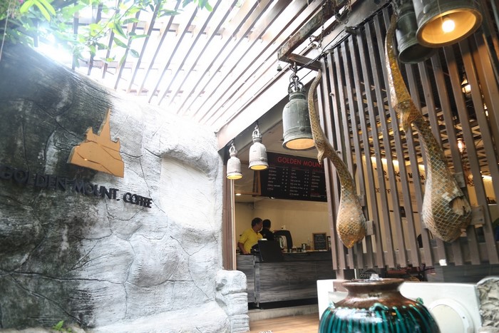 Quán đồ uống được mở tại lối lên là chỗ nghỉ chân lý tưởng của du khách