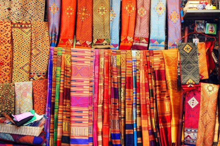 Mua gì ở Chiang Mai - Hoa văn Thái hiện hữu trên từng tấm lụa